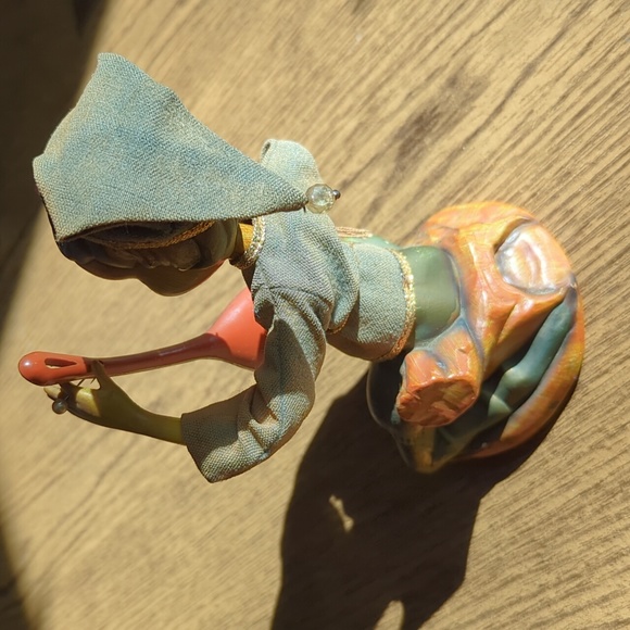 Vintage Tilso Pixie Elf with Mandolin.  Resin 7 1/2" figurine, 1960s. - Picture 3 of 10